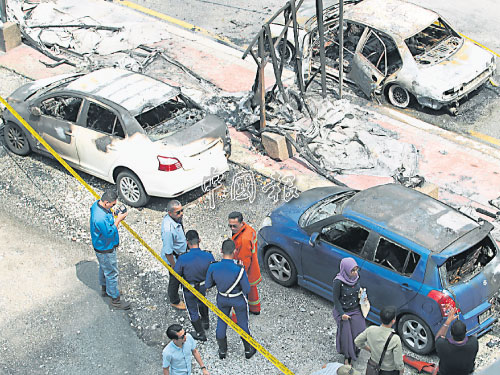 6輛停放在露天泊車場的轎車,遭人蓄意縱火燃燒。