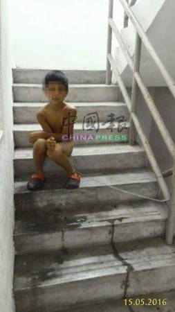 日前有人將8歲男童日前遭父親脫光衣服，及鐵鏈鎖在樓梯處照片拍上面子書。