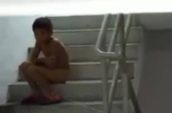 8歲男童赤裸被鎖在樓梯處。