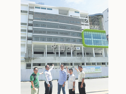 ■黃偉益（左2起）、李奕峒、王宇航及趙德源，促請Anson Cube發展商現身，向買家交代清楚。