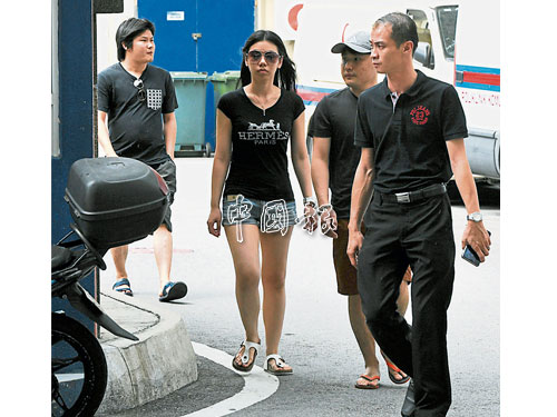  ■死者家屬包括謝興順兩名弟弟等人，週二下午抵達吉隆坡中央醫院太平間，辦理3名死者的領屍手續。