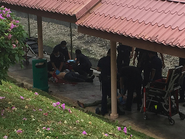 事發當時,救護員為死者和被告急救,多名警員包圍現場。(檔案照)