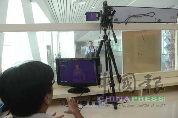 國人或旅客在入境時,必須經過體溫掃描儀,檢驗體溫等身體狀況。