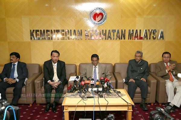 蘇巴馬念宣布,我國出現首宗茲卡病例;左起是再也英德蘭、諾希山、洛曼及李國忠。