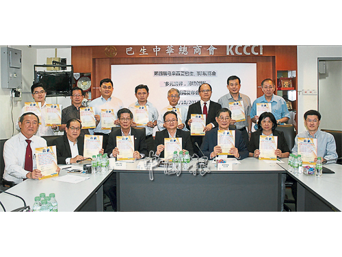 巴生中華總商會召開記者會,坐者左起為盧順榮、張裕民、梁家興、陳傑輝、林寬城、黃玉貞及陳祈福。