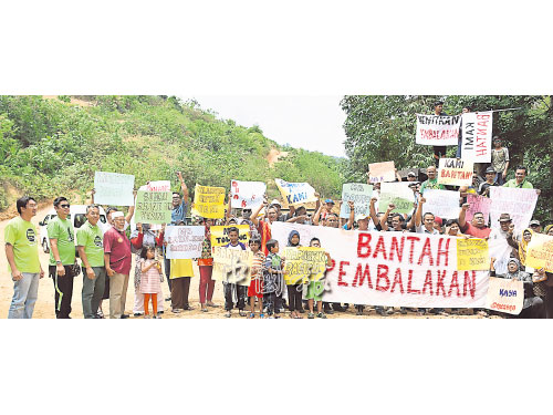 ■近200名居民拉橫幅抗議,以阻止過度開伐森林區,破壞水源。