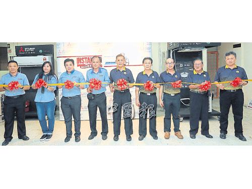 ■王聯發(左5)聯合曾繁亮(左起)、郭淑芬、梁耀豪、雲萬里、黃德文、涂菘順、游鏡華及鄒文賢,聯合主持剪綵儀式。