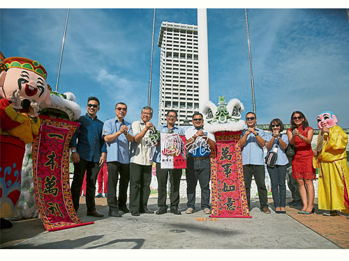 馬來西亞入境旅遊協會恭賀各界新年快樂。左2起為歐陽羱瑱、莫米爾拉茲易、尤再迪、凱里和阿丹卡馬。
