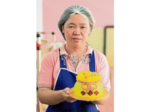 每逢佳節到來，蔡玉燕都會搜資料與構思應節的蛋糕造型，作為烘焙食品店的門面裝飾。