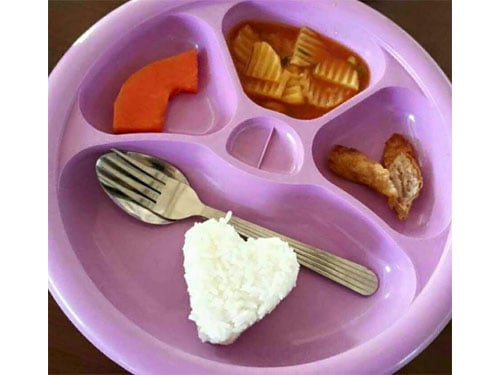 一小塊木瓜、幾片馬鈴薯和一小塊滷肉，加一個愛心形狀的白飯竟然要價4令吉？！                     