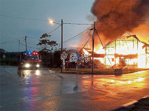  4間木式店屋遭火神光顧，燒成廢墟。
