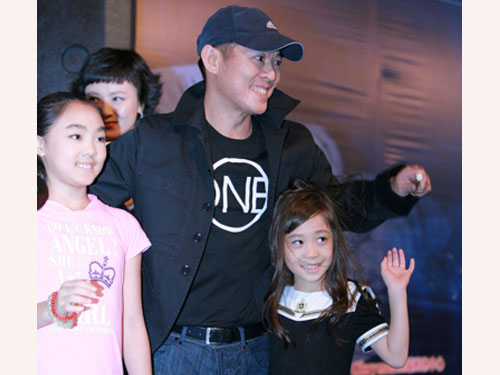 李連傑2010年拍的《海洋天堂》在北京召開電影首映禮時，曾牽著兩個女兒壓軸亮相。右為Jada，左為Jane。 