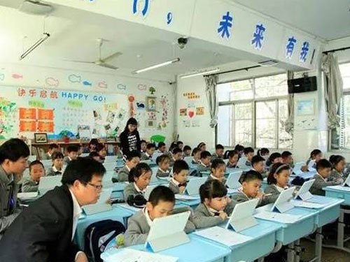 中國部分學校已開始採用平板電腦上課。（互聯網）