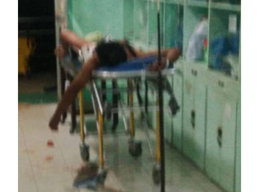 馬克躺在醫院。