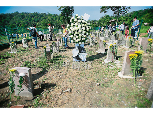 經過美化后，“513逝世者的墓園”墓碑整齊排列。