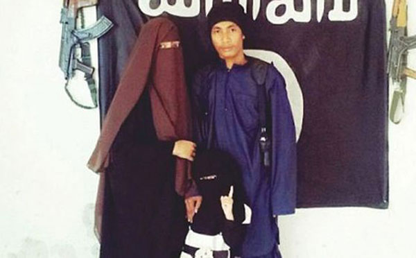 莫哈末萬迪與妻兒在敘利亞的合照。   （取自馬來郵報在線）