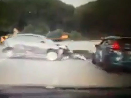 華裔小販駕駛的日產Almera轎車，在轉彎處被福特Fiesta轎車從後撞擊。