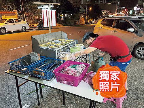  杜成富為了家人，每日早晨到新加坡工作，晚上擺攤賣曼煎粿，身兼二職，但不言累。他每晚返回新山後，就到路邊打開兩張長桌子，賣起曼煎粿賺取外快。