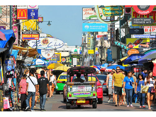 曼谷的一條街道遊客絡繹不絕。(檔案照)