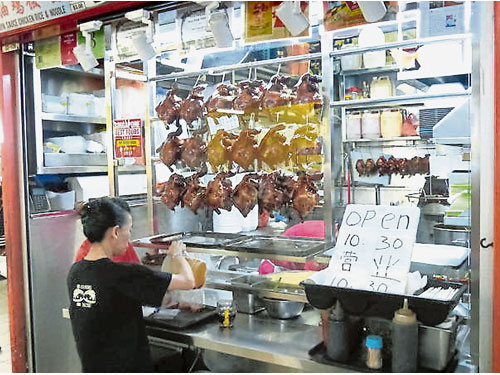 「了凡香港油雞飯面」獲米其林一星推介后，人氣大旺，食客在開檔一個半小時前就排隊。