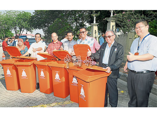  李立賢（右起）、阿茲茲和市政廳職員、市議員及居協代表，主持第二期派發垃圾桶儀式。