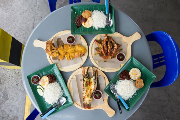 蘇東、軟殼蟹、大蝦或龍蝦椰漿飯，讓新加坡小小攤位爆紅。