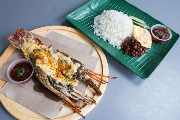 芝士醬覆在肥美龍蝦上，再配塔傳統椰漿飯，食客形容「好吃到難以置信」。
