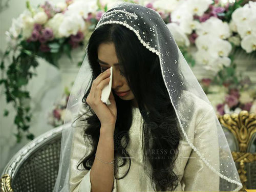 在訂婚儀式上，柔佛公主感動拭淚。