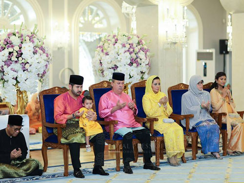 柔州州務大臣（左起）、王儲和小公主、蘇丹、 王后等人也盛裝出席訂婚議式。