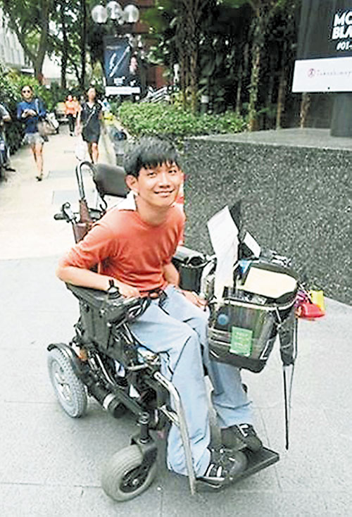 Wesley白天坐著輪椅到烏節路售賣紙巾，晚上回家寫作。（Stomp）