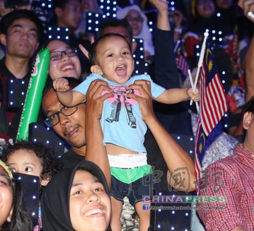 隨著納吉宣布公共假期,現場出席者都高聲歡呼,連一名小孩也被父親舉起,一起大喊。