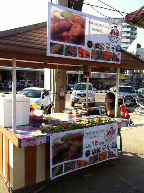 陳順茂在泰國烏隆開設的熱狗攤位。（受訪者提供） 
