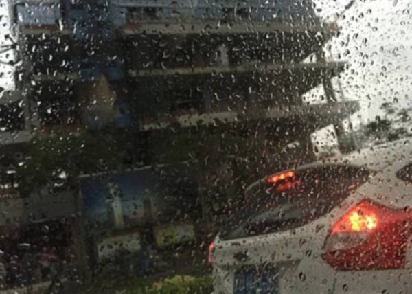 天鴿吹襲深圳,市區已風雨交加。