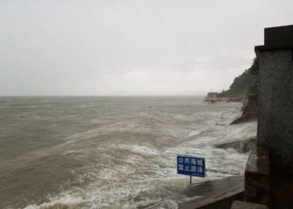 天鴿來勢洶洶,惠東的海面已經出現大浪。