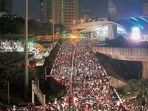 越來越多大馬人為了賺新元,省下住在新加坡高昂的租金,寧可犧牲睡眠,每天騎摩哆來回馬新兩地。