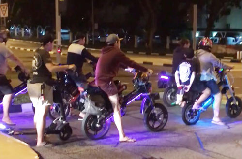 一群電動腳車騎士超速行駛，被拍下公開。（視頻截圖）