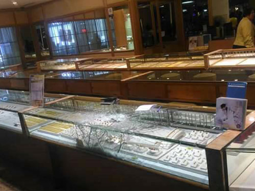 匪徒使用錘子敲破展示臺的玻璃,取走許多金飾。