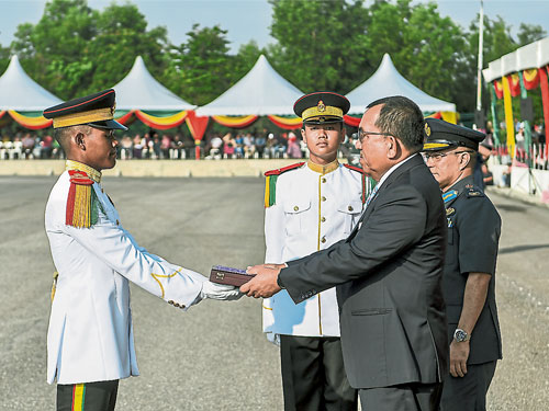  佐哈里峇哈倫（右）頒發獎品給表現傑出的畢業生。 