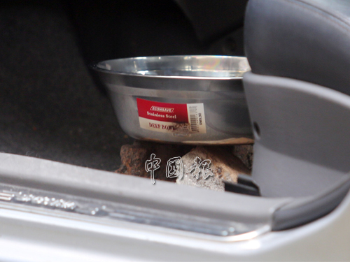 肇事轎車的副司機座旁，有個燒火碳的器皿。