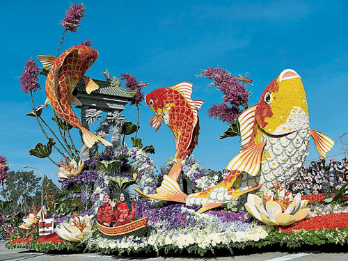 由誠保利集團與美國巴鼎集團合力打造的“魚躍龍門”花車,主體由3條巨大而動感十足的鯉魚組成,它們從河流中一躍而出,準備跳過龍門。(美聯社)