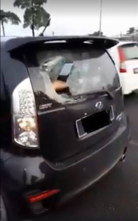 肇禍的邁薇轎車車鏡碎裂。
