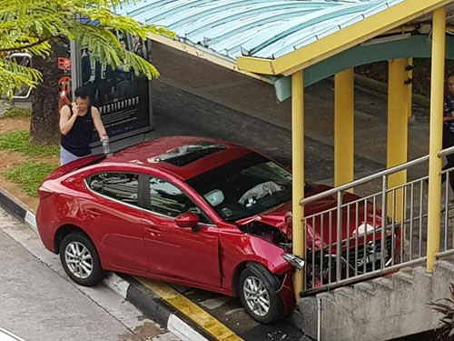  紅色轎車失控撞上行人天橋的階梯。