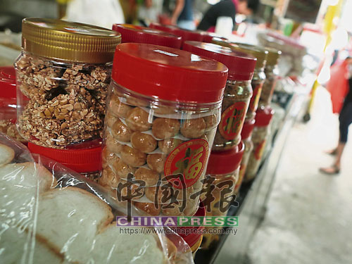 隨著農曆新年的到來，商家也擺出年餅售賣。