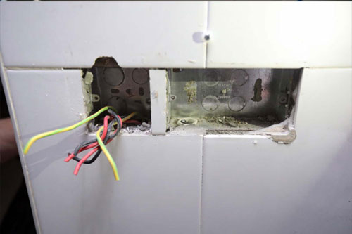 外孫搬家時，連家中的電插座都拆掉。 