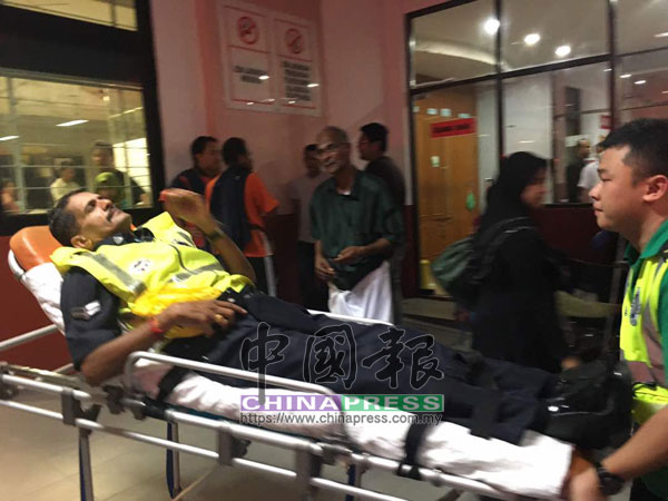 1名在場維持秩序的警員,也被四濺的煙花射中灼傷。