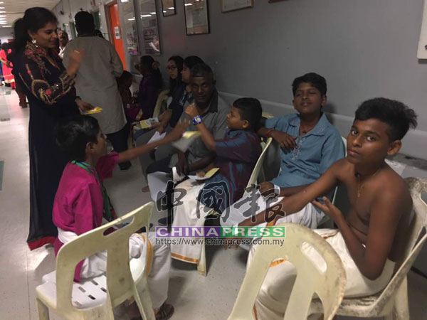 一些傷者被煙花射中,導致眼睛、手部、身體等多處被灼傷。