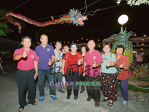  張菲倩（前排左3）對太子園居民協會的付出表示讚賞，希望其他居民協會效仿，前排左起為伍天才、張瑜強、陳欽偉、張瑞蓮及張錦昌。