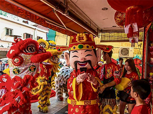 吉隆坡的年味是無處不在,大街小巷掛滿大紅燈籠。