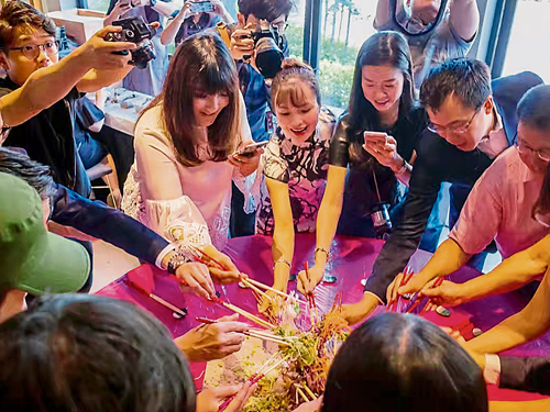 農曆新年期間的商業活動和應酬飯局,往往都離不開“撈生”。
