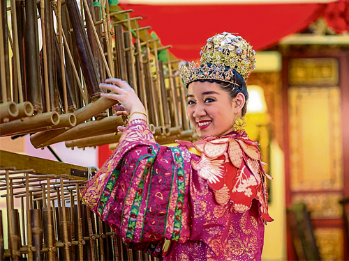 第一次近距離接觸到印尼竹琴“angklung"。